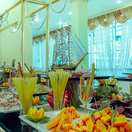 Planeta Hotel & Aquapark Free Beach Access Slăntjev Brjag Exteriör bild A buffet at a hotel