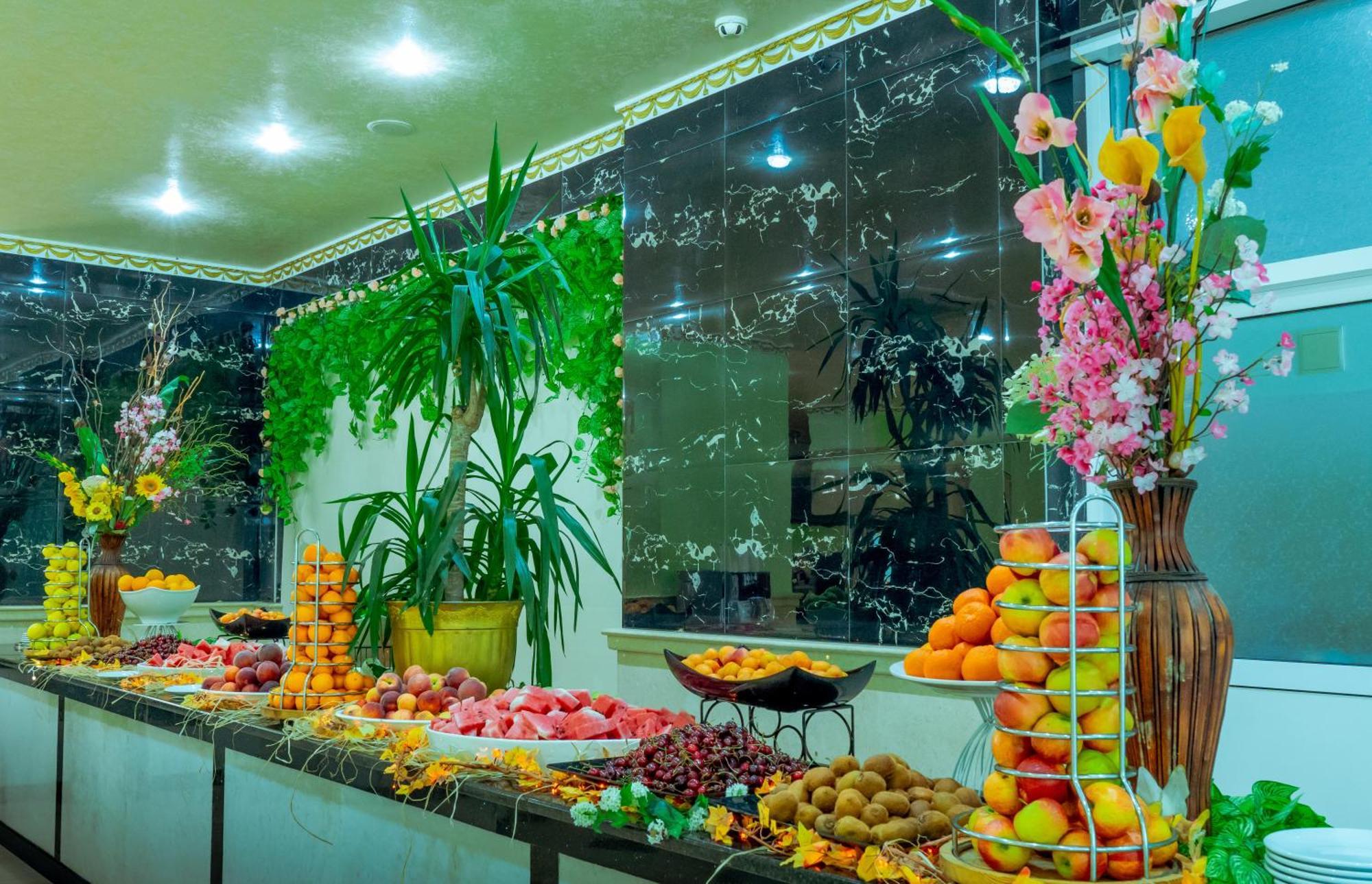 Planeta Hotel & Aquapark Free Beach Access Slăntjev Brjag Exteriör bild Fruit buffet