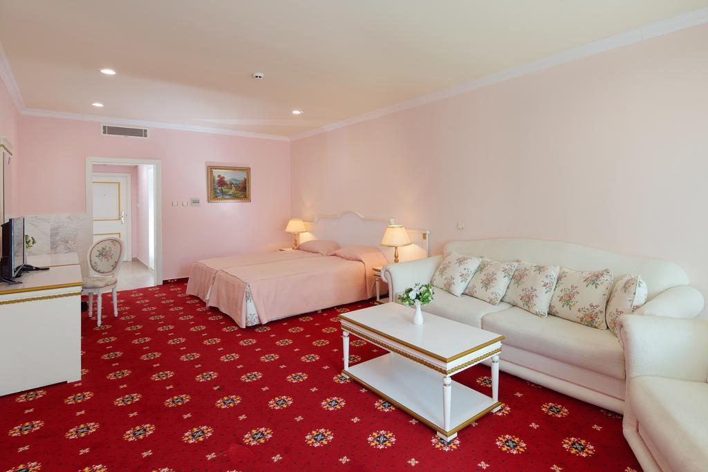 Planeta Hotel & Aquapark Free Beach Access Slăntjev Brjag Exteriör bild A room at the hotel