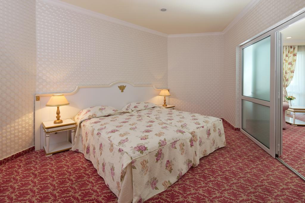 Planeta Hotel & Aquapark Free Beach Access Slăntjev Brjag Exteriör bild A bedroom at the hotel