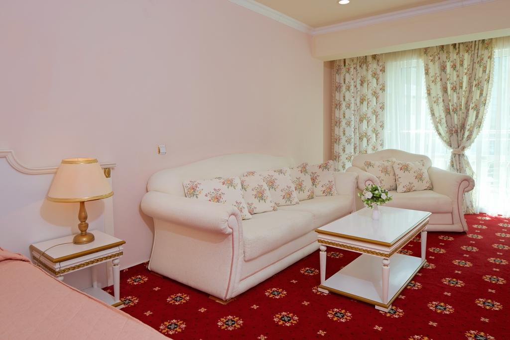 Planeta Hotel & Aquapark Free Beach Access Slăntjev Brjag Exteriör bild A room at the hotel