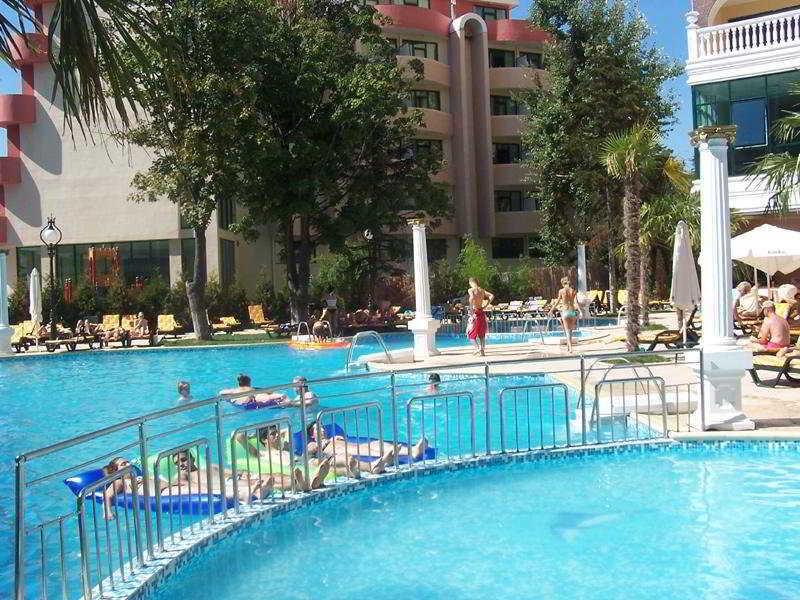 Planeta Hotel & Aquapark Free Beach Access Slăntjev Brjag Exteriör bild A pool at a hotel in Turkey