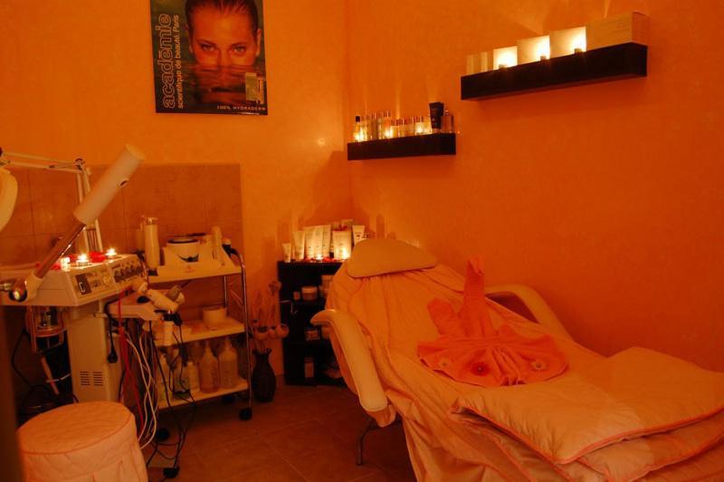 Planeta Hotel & Aquapark Free Beach Access Slăntjev Brjag Exteriör bild A typical spa treatment room