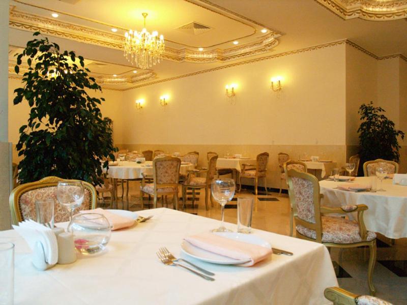 Planeta Hotel & Aquapark Free Beach Access Slăntjev Brjag Exteriör bild Restaurant interior