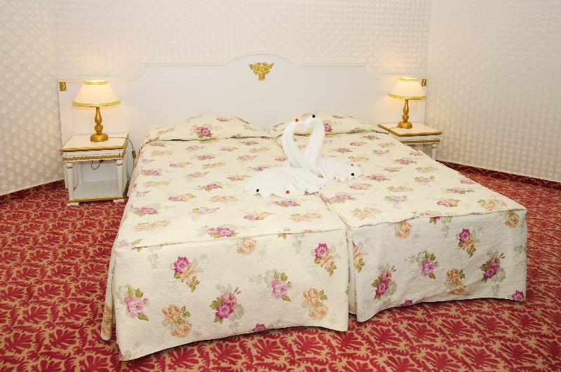 Planeta Hotel & Aquapark Free Beach Access Slăntjev Brjag Exteriör bild A bed with a bedsheet
